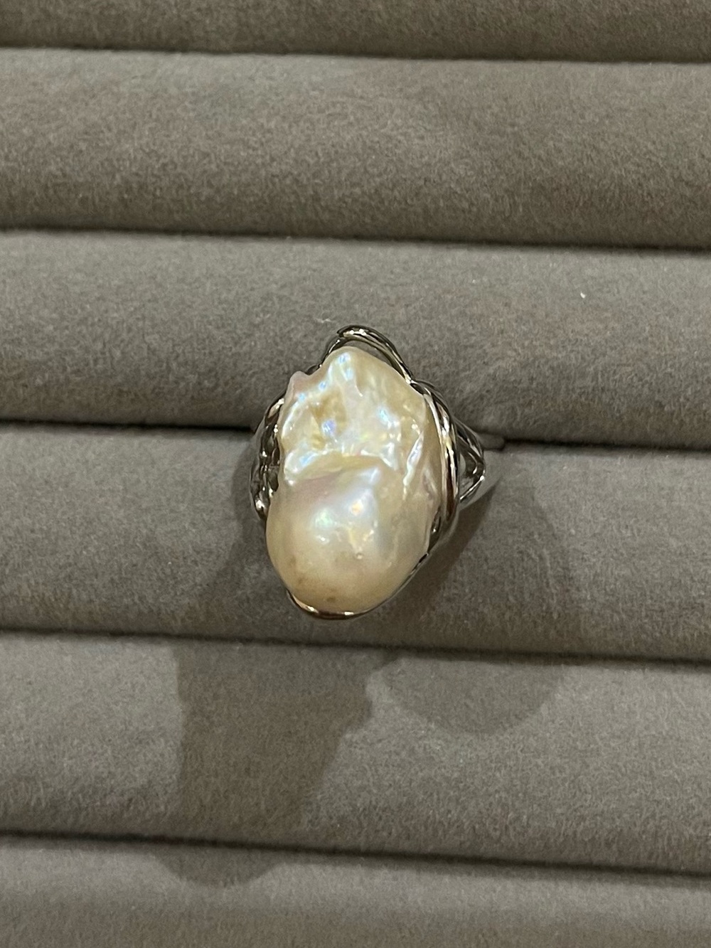 Elegant White Baroque Pearl Ring in Silver 18 - Picture 3 of 3